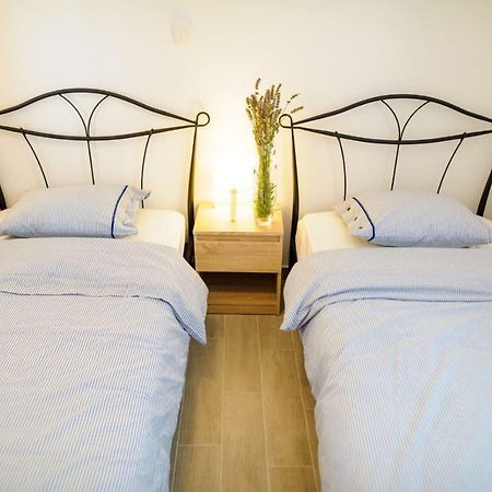Apartments Lux Pag パグ エクステリア 写真