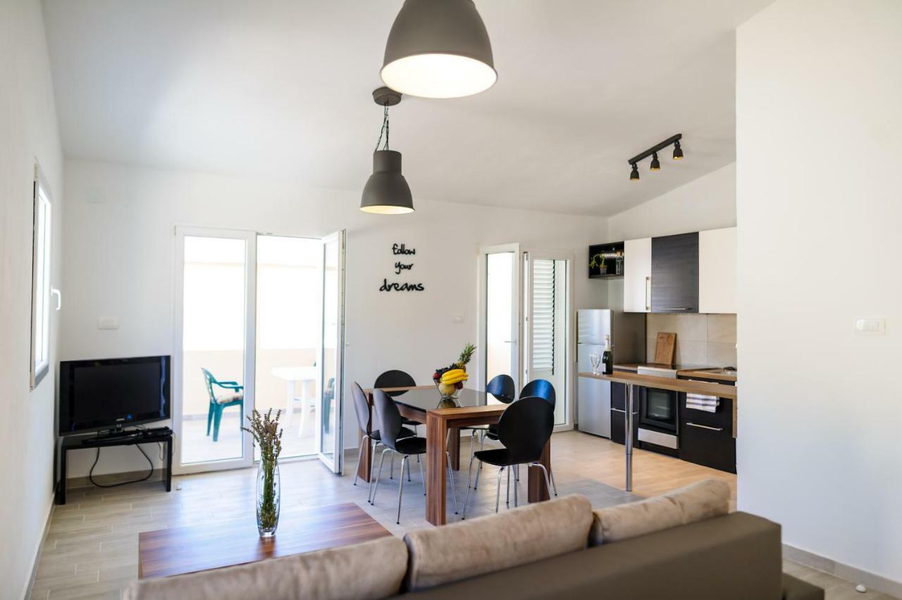 Apartments Lux Pag パグ エクステリア 写真